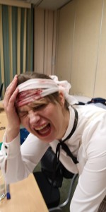 "Können Sie bitte mal pusten?" Mary (Dagmar Janssen) wurde auf der Jagd nach dem Erbe verletzt.